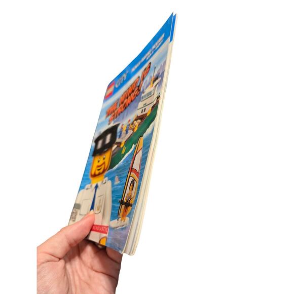LEGO CITY The Wind Is Strong! Phonics Reading Program Book 3 First Edition - Picture 2 of 7